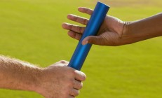 米兰体育入口-欧文攻防转换核心引领广东队关键战突围，奇才式战术体系铸就季后赛新传奇