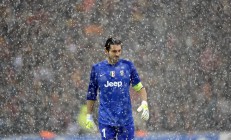 米兰体育官方网站-当格子军团遇上大黄蜂，恩佐的隐形琴弦如何拨动比赛命脉