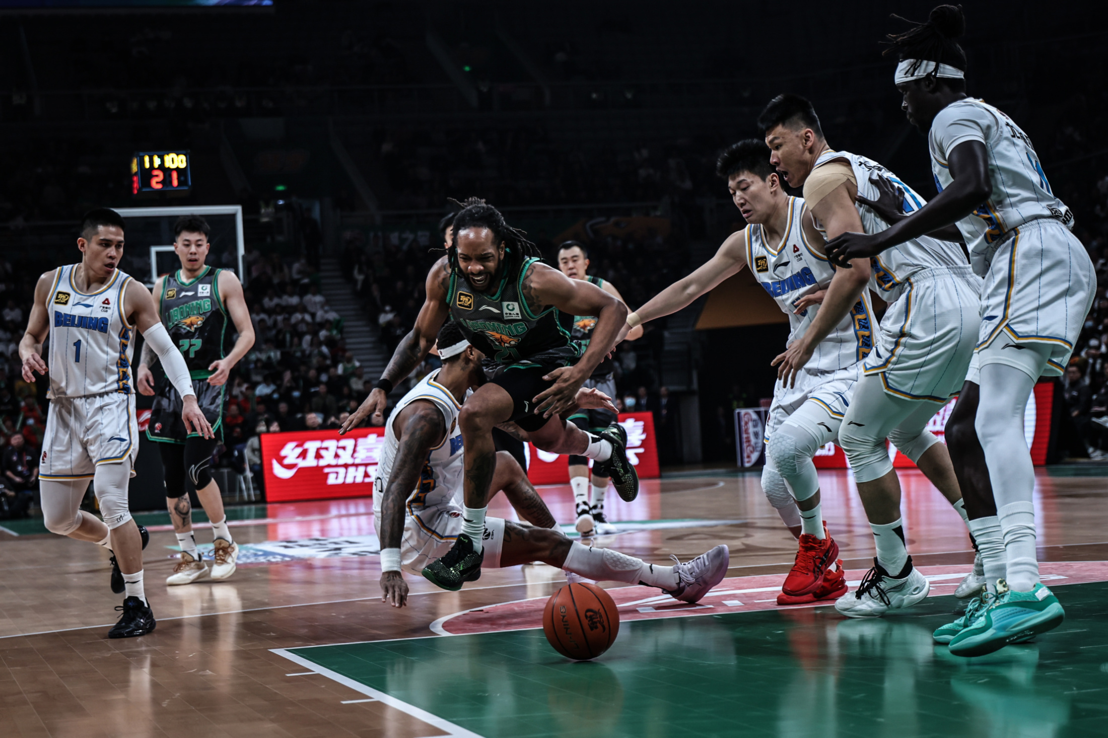 包含爵士队内部氛围融洽，助力球队战胜对手的词条