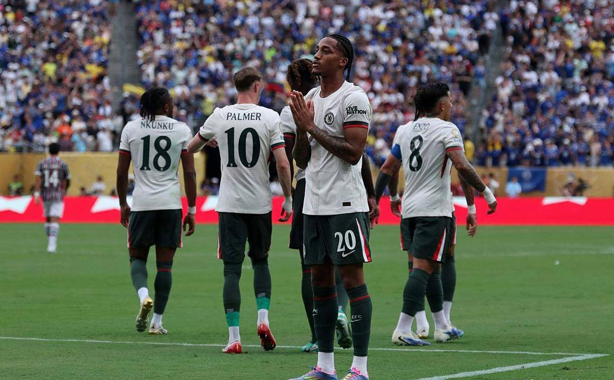 包含切尔西新援表现抢眼，助球队稳居前列的词条