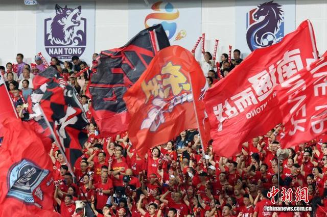 关于球迷热情高涨，场外助威为球队加油的信息