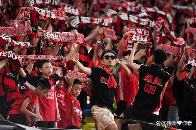 关于球迷热情高涨，场外助威为球队加油的信息