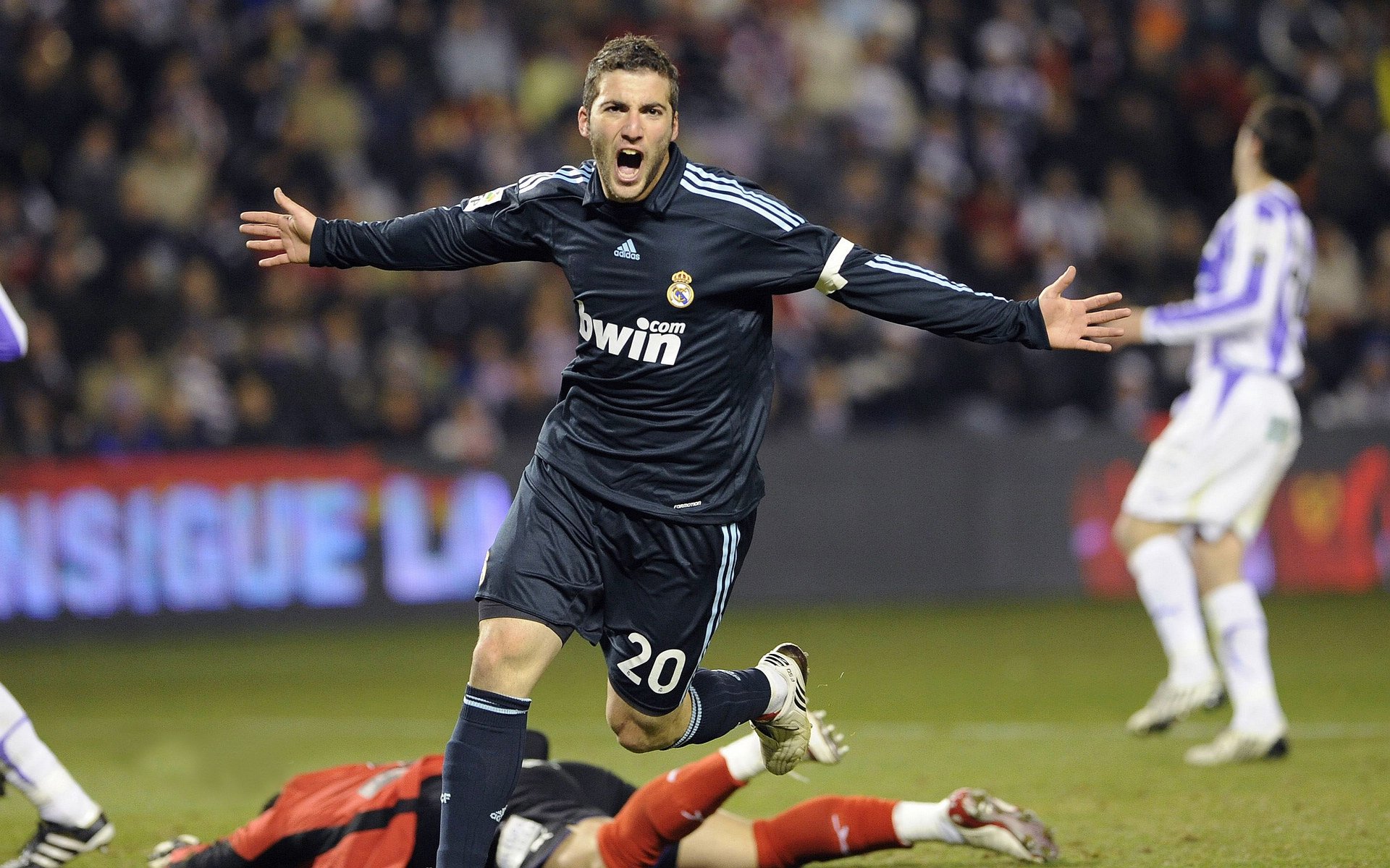 足球的魔法,当委内瑞拉碾压拜仁,克瓦拉茨赫利亚如何改写现实叙事