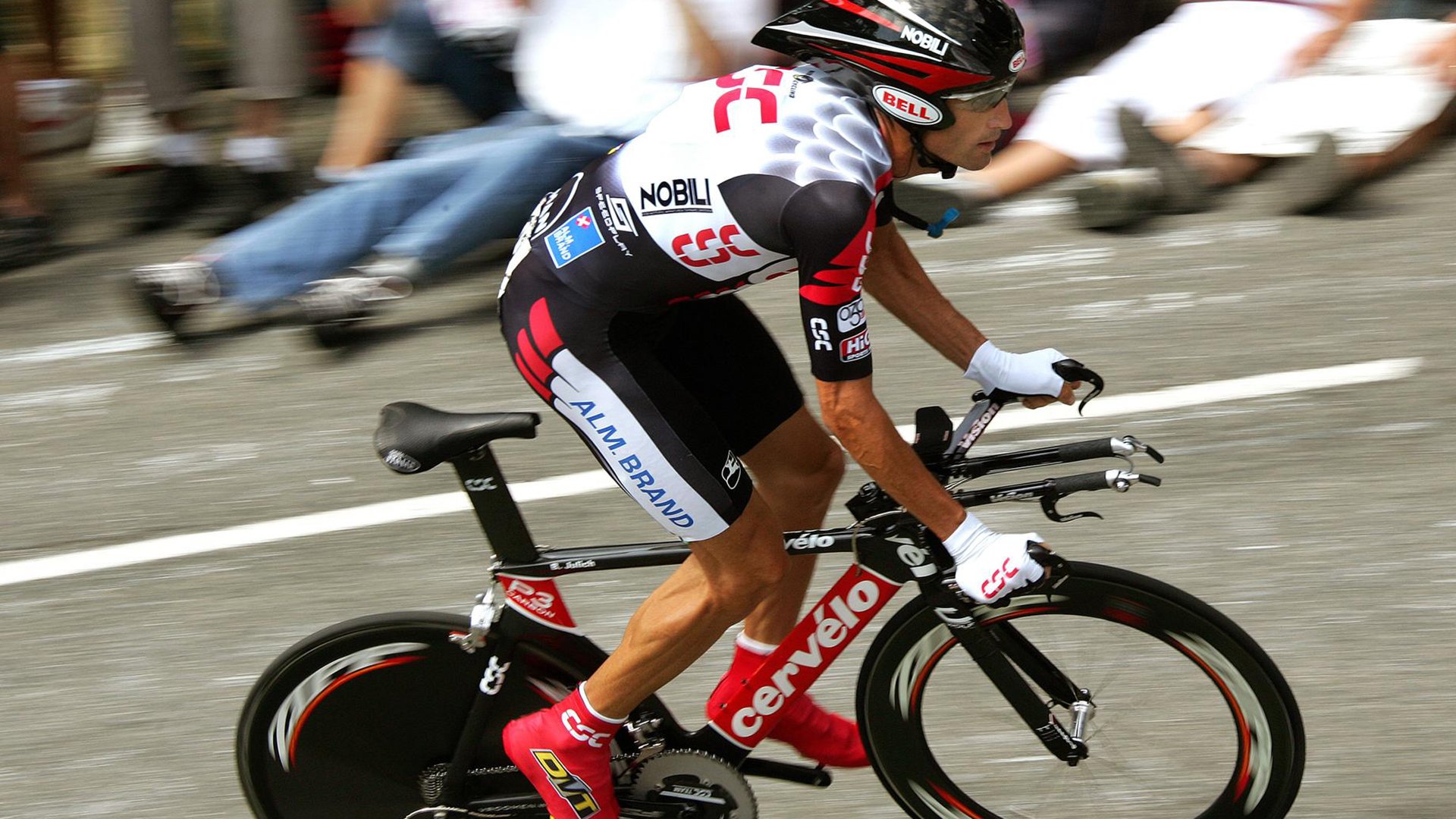 街道狂飙与球场激战，速度与意志的双重交响